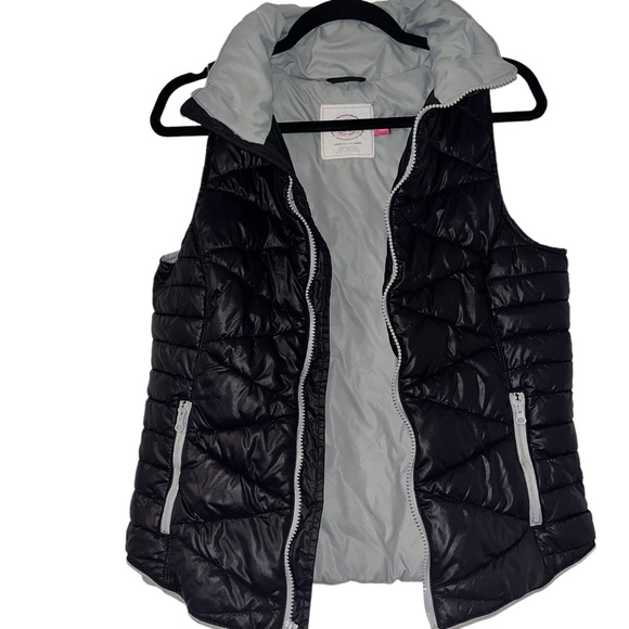 Black Quilted Puffer Vest - Picture 3 of 4